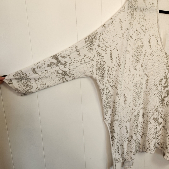 Design Lab White Snakeskin Oversized Loose V-Neck Sweater Top Size 1X Light - Picture 5 of 7
